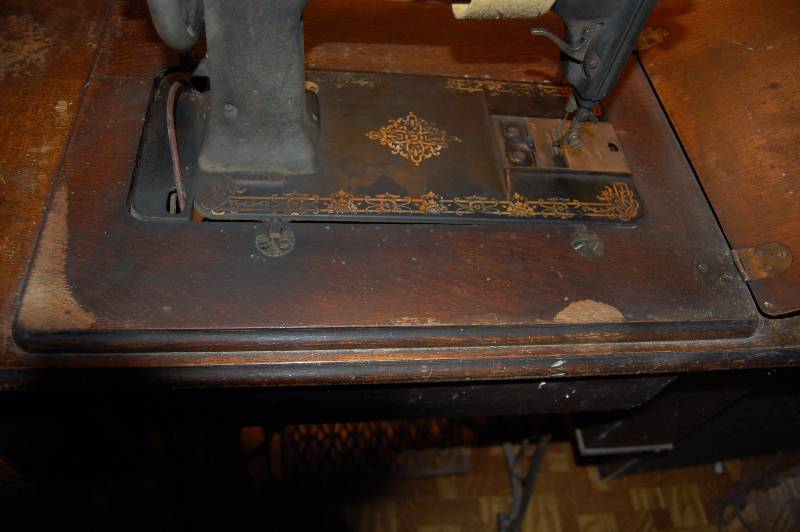 lot 417 image: Vintage Sewing Machine and Radio