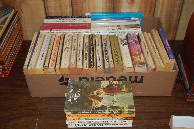 lot 422 image: Lot of Books