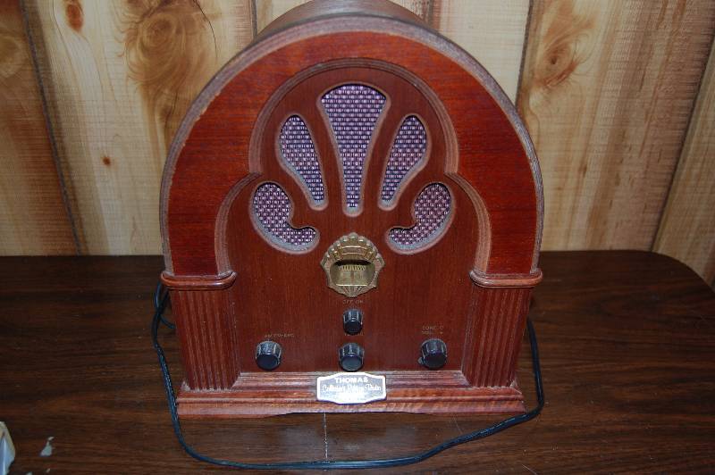 lot 425 image: Vintage Radio
