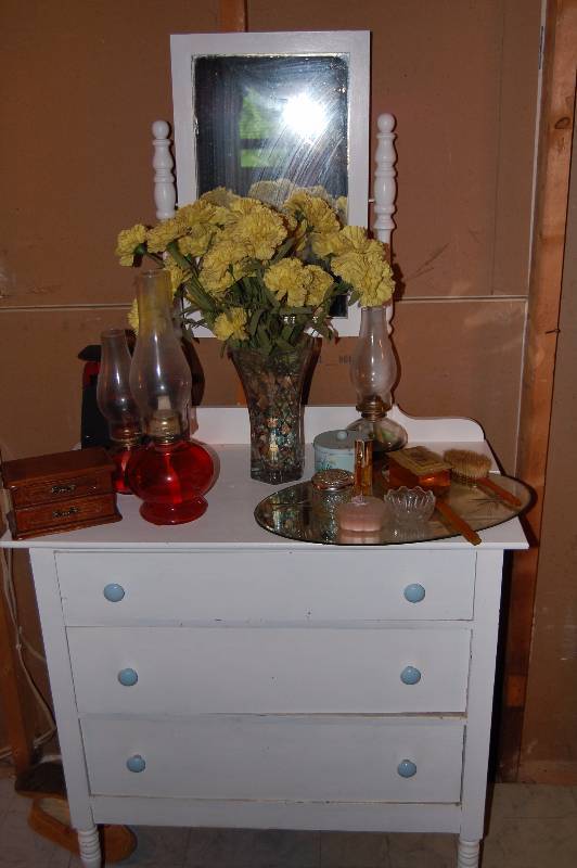 lot 439 image: Vintage Dresser with Attached Mirror