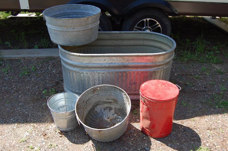 lot 452 image: Lot of Washtubs