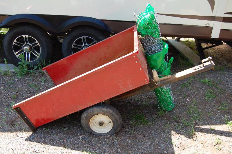 lot 457 image: Utility Trailer and Fencing
