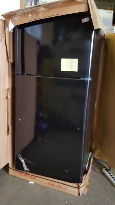 lot 6 image: Haier 18.1  CU FT E STAR FROST FREE Refrigerator TOP  Freezer model HT18S78SE New