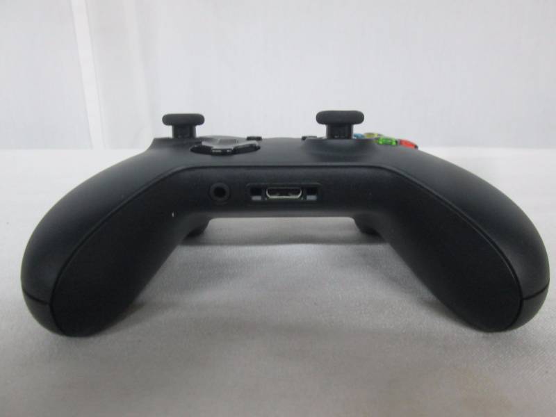 lot 14 image: XBOX One Wireless Controller with 3.5mm Jack