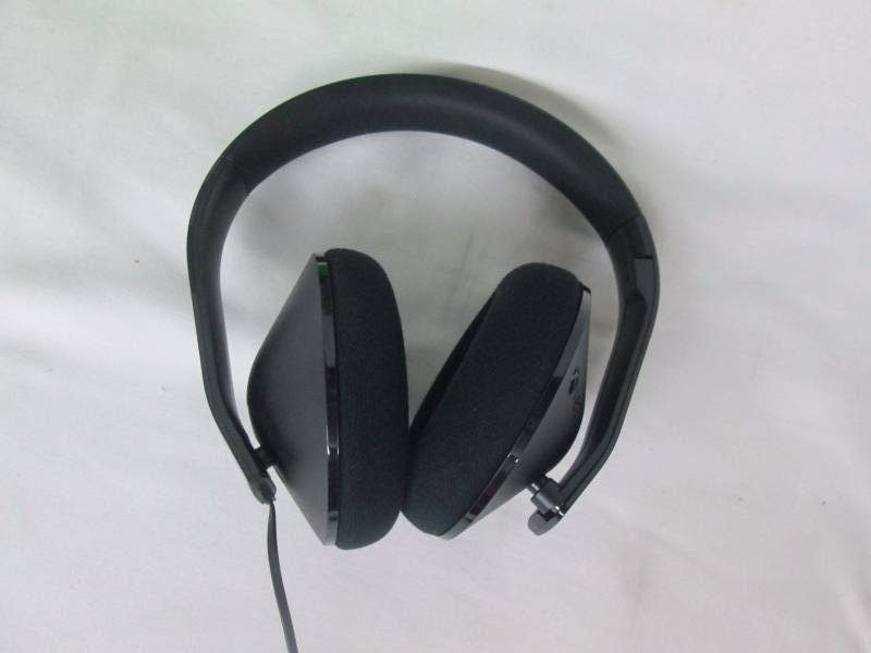 lot 20 image: XBOX One Stereo Headset