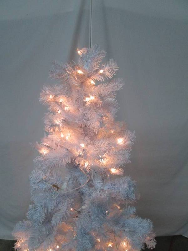lot 43 image: Alcove 6 Prelit White Tree - Clear Lights