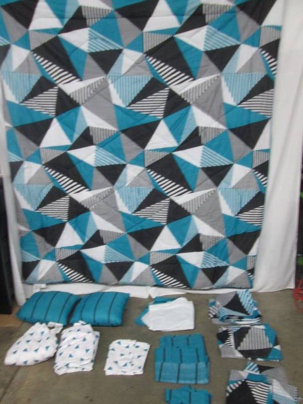 lot 30 image: Alcove Headliner Bedroom Set - Full