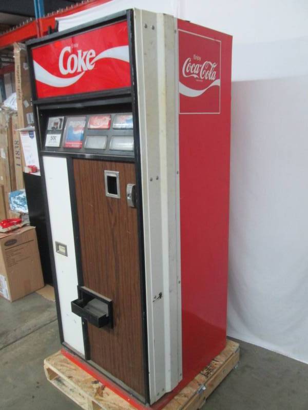 lot 1 image: Coke Pop Machine