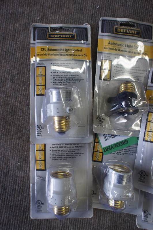 lot 100 image: Lot of 9 Defiant CFL Automatic Light Controls