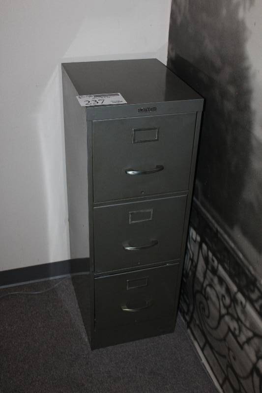 lot 237 image: 3-Drawer Metal Filing Cabinet
