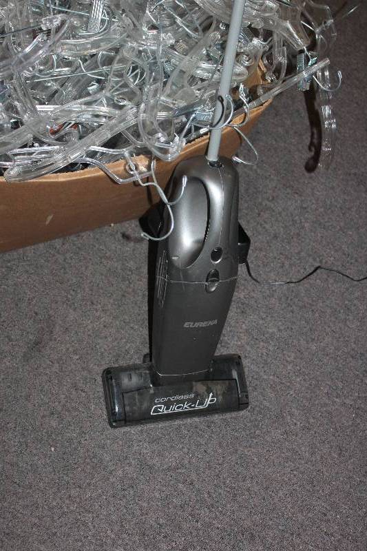 lot 246 image: Quick Up Cordless Vacuum