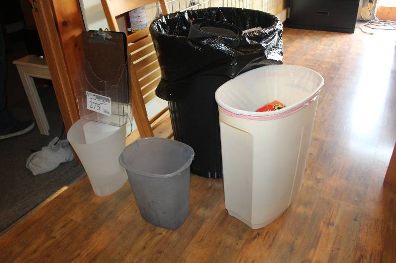 lot 275 image: Lot Including 5) Various Size Plastic Garbage Cans AND 1) Clipboard AND 1) Organizer