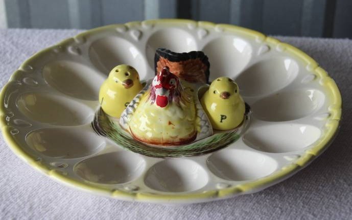 Deviled Egg Holder w Salt & Pepper Shakers
