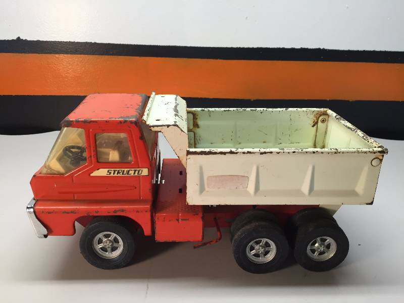 lot 15 image: VINTAGE 1940S STRUCTO DUMP TRUCK MISSING HOIST