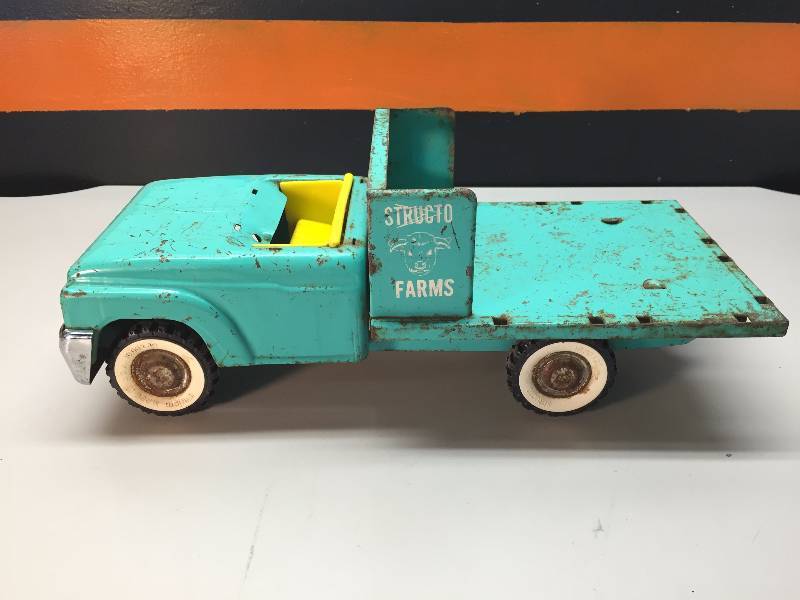 lot 16 image: VINTAGE STRUCTO FLAT BED TRUCK