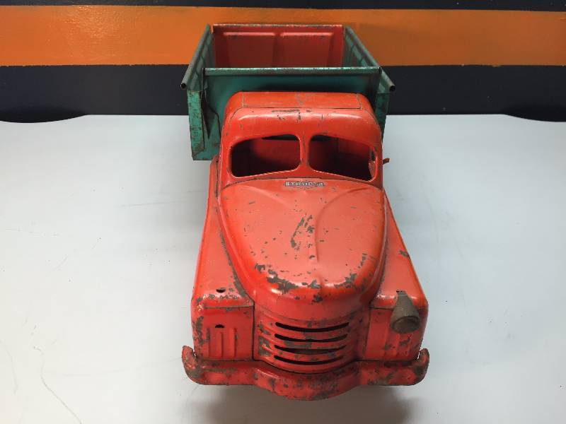 lot 18 image: VINTAGE STRUCTO DUMP TRUCK