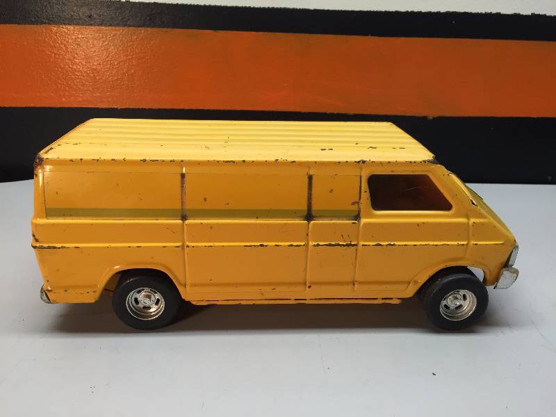 lot 21 image: DODGE VAN ERTL, NYLINT FIRE ENGINE