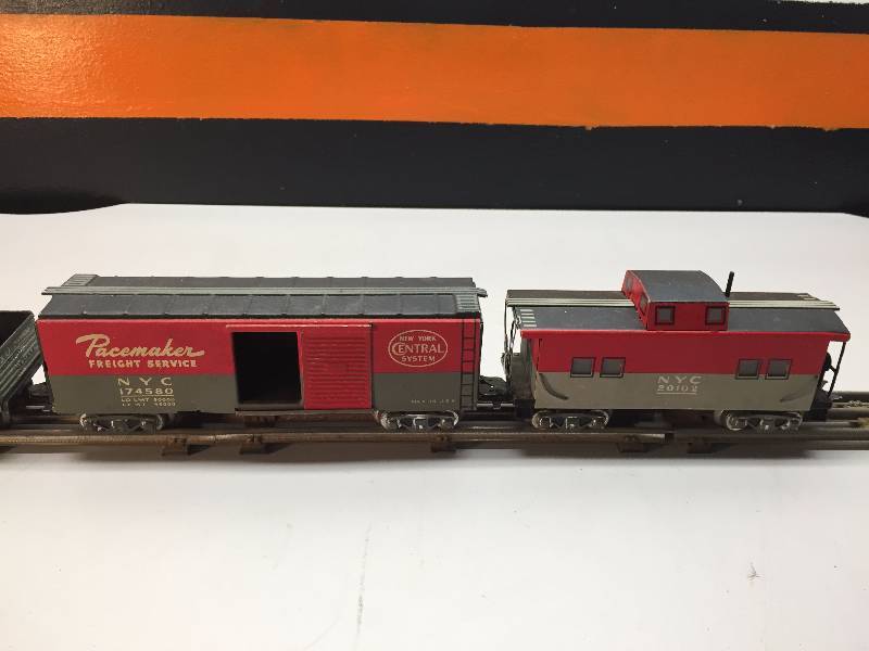 lot 23 image: LIONEL STREAMLINE ELECTRIC TRAIN SET IN ORIGINAL BOX