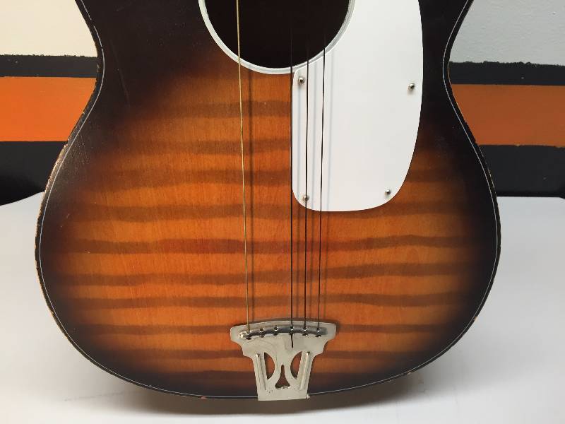 lot 25 image: KINGSTON GUITAR