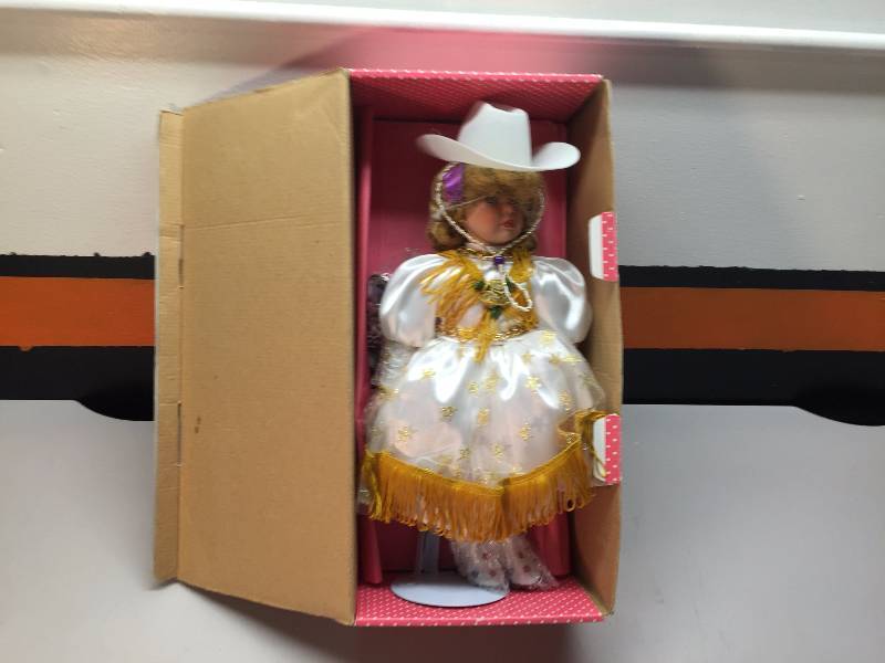 lot 33 image: DOLLS AND TEDDY BEAR