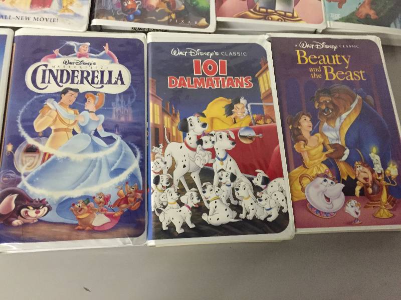 lot 34 image: KIDS VHS MOVIES (20)
