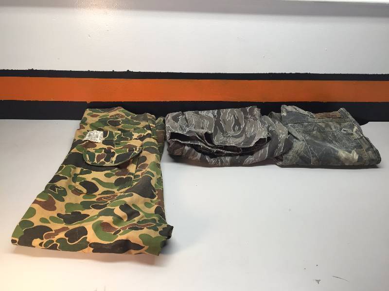 lot 79 image: CAMO CLOTHING, JACKET, XL AND SIZE 32 PANTS