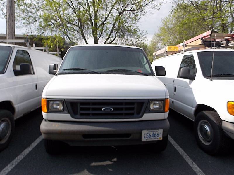 White 2004 Ford Econoline Cargo Van E-350