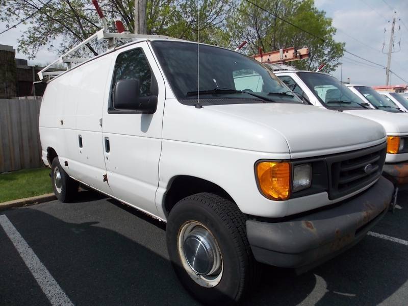 White 2005 Ford Econoline Cargo Van E-350