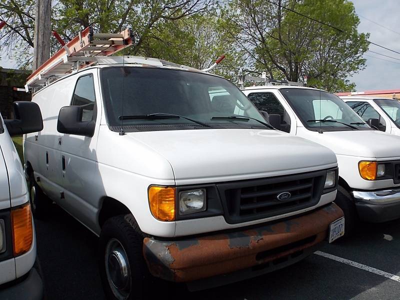 White 2005 Ford Econoline Cargo Van E-350