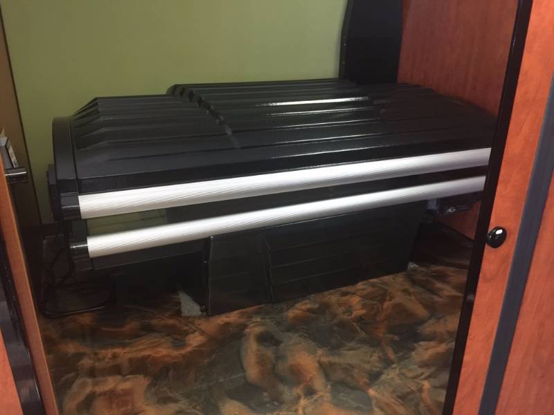 lot 3 image: Tan America Del Rey Black Magic