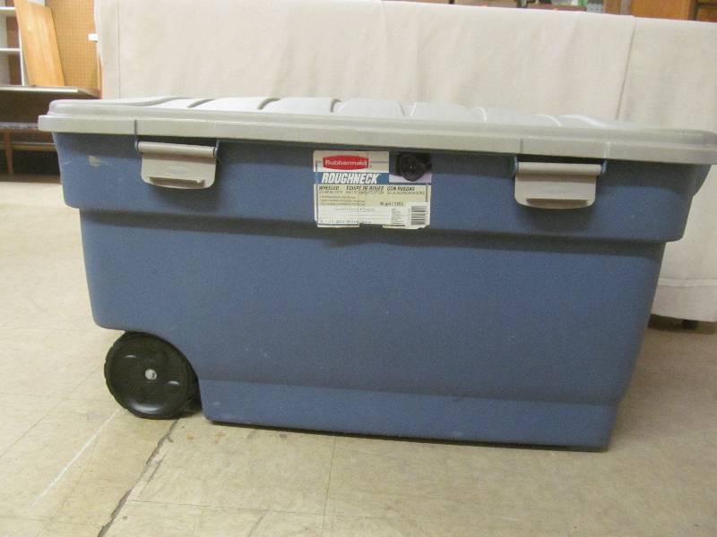 lot 5 image: Rubbermaid Tote
