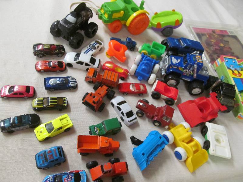lot 8 image: Tootsie & Hot Wheel Toys