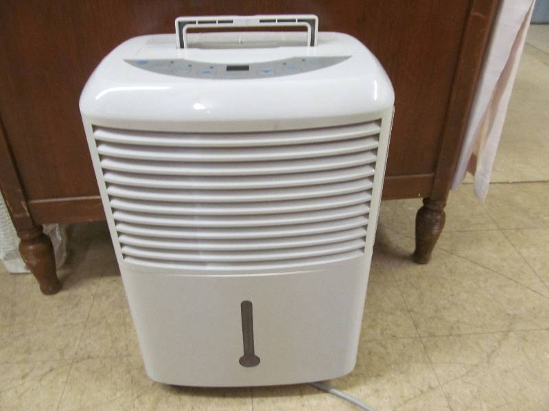 lot 15 image: Dehumidifier