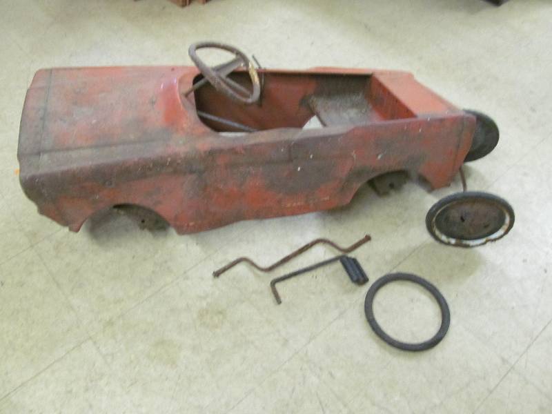 lot 18 image: Vintage Pedal Car
