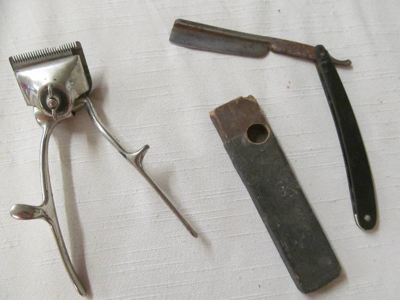 lot 23 image: Vintage Razor