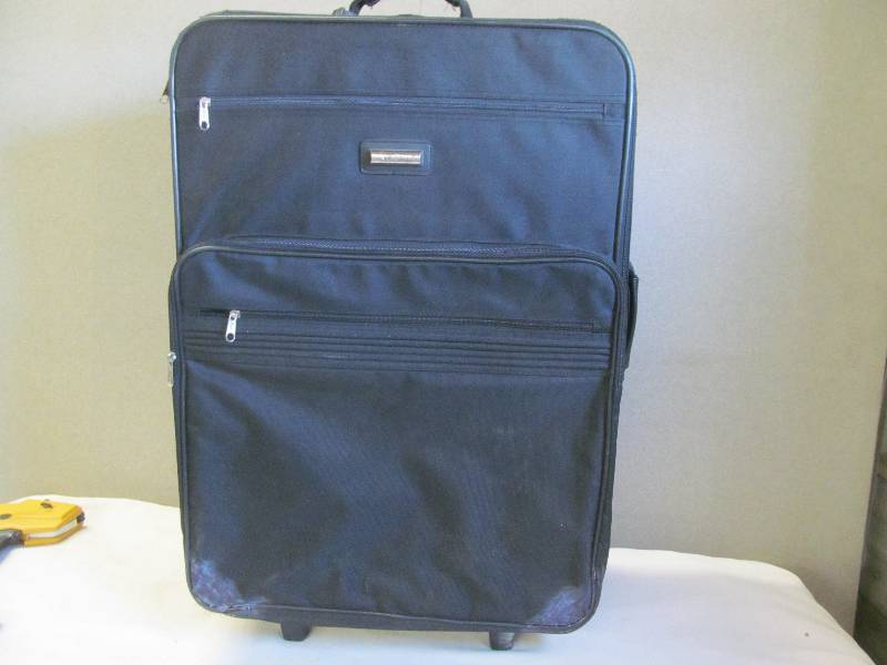 lot 27 image: Luggage
