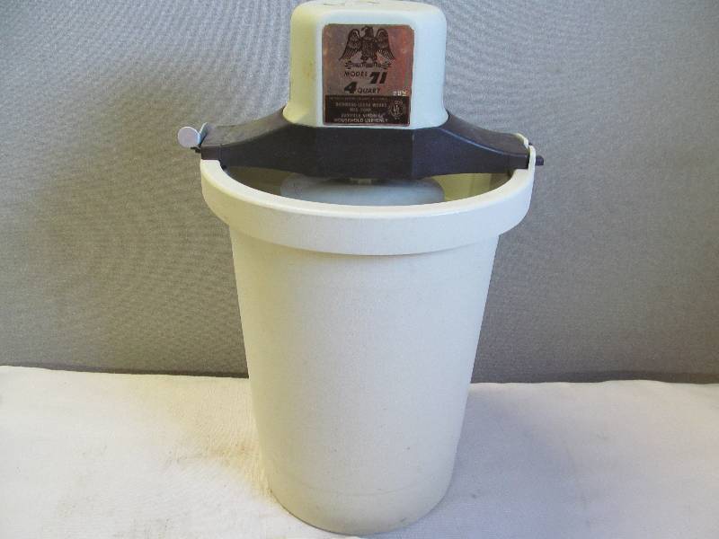 lot 28 image: Ice Cream Maker