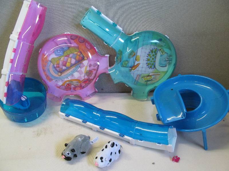 lot 29 image: Zhu Zhu Toys
