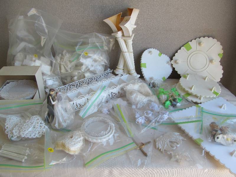 lot 39 image: Cake MakingDecorating Items