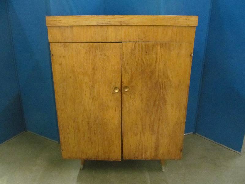 lot 42 image: Vintage Cabinet