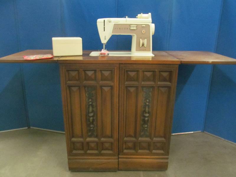 lot 44 image: Sewing Machine
