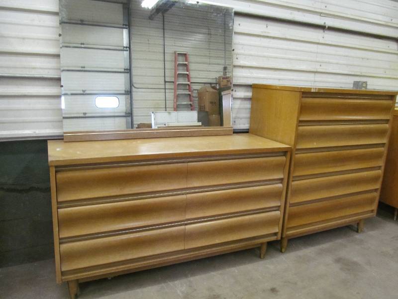 lot 45 image: Vintage Dresser Set