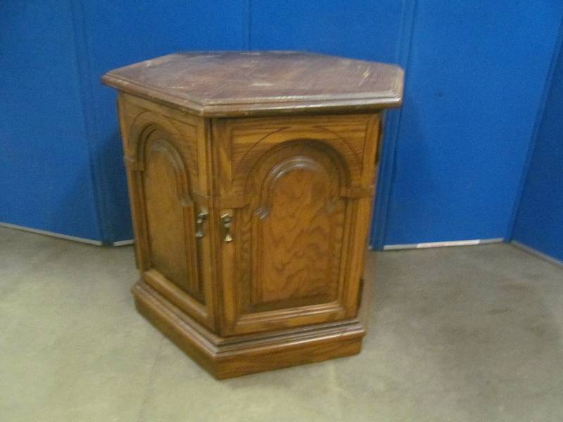 lot 51 image: End Table