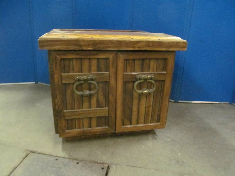 lot 52 image: End Table