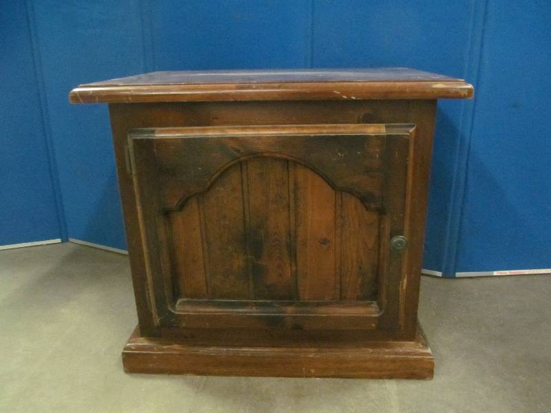 lot 53 image: End Table