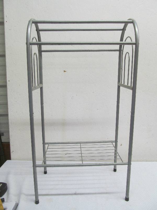 lot 61 image: Metal shelf