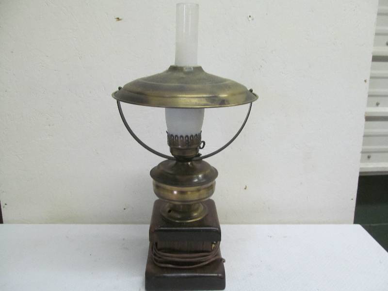 lot 99 image: vintage lamp