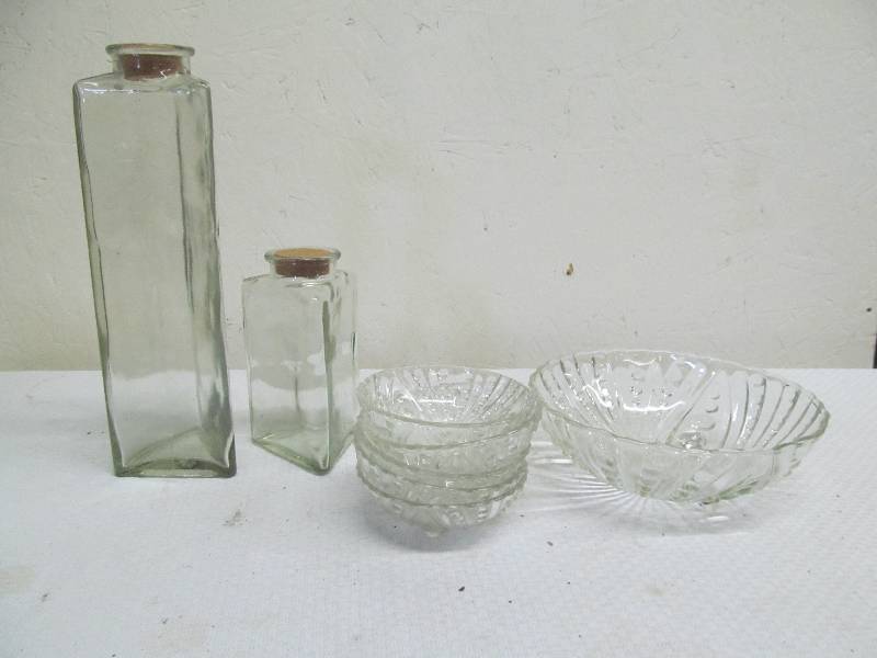 lot 107 image: serving bowl and saucers