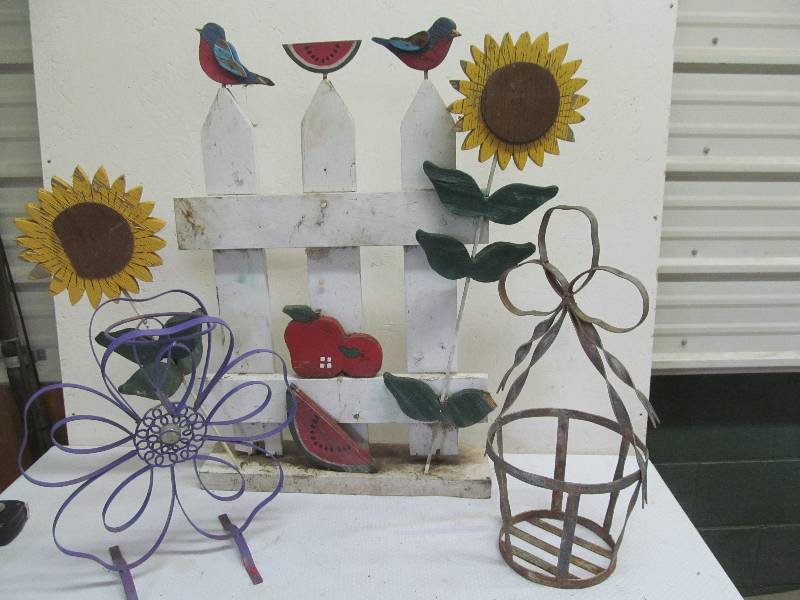 lot 113 image: flower pots