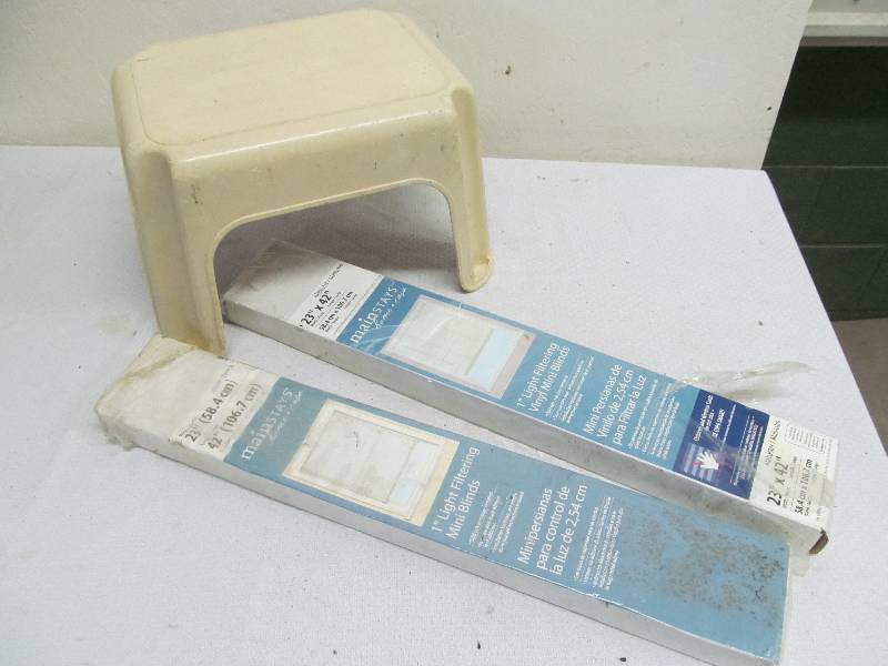 lot 117 image: blinds step stool